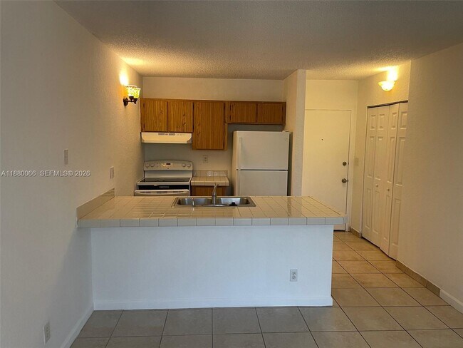 2401 Riverside Dr in Coral Springs, FL - Building Photo - Building Photo