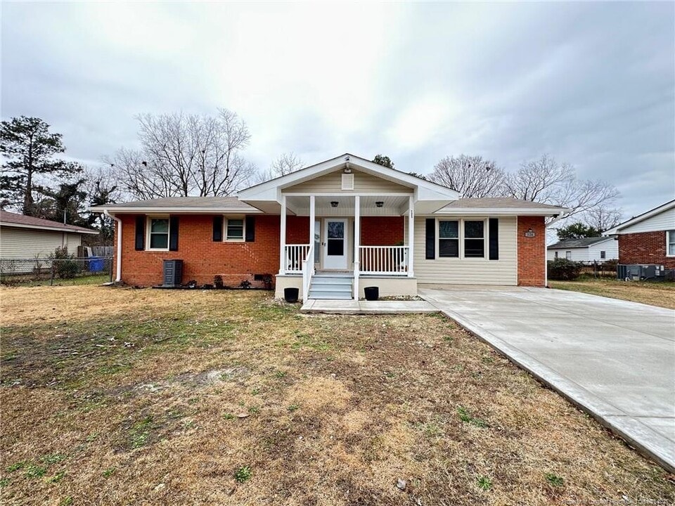 126 Bunker Hill Rd in Fayetteville, NC - Foto de edificio
