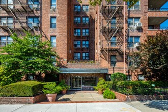 110 Ocean Parkway in Brooklyn, NY - Foto de edificio - Building Photo