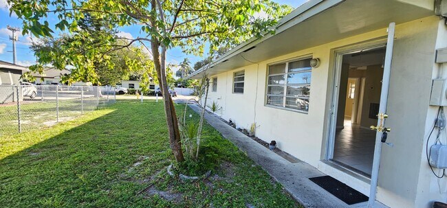 4117 SW 24th St in Fort Lauderdale, FL - Building Photo - Building Photo