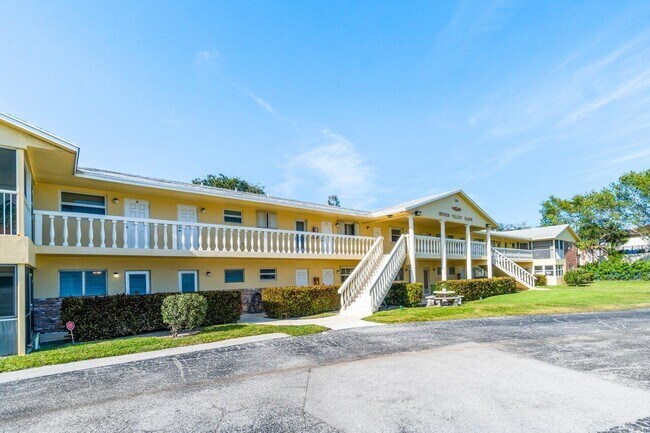 125 W Hidden Valley Blvd in Boca Raton, FL - Building Photo - Building Photo