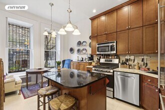 39 W 68th St in New York, NY - Foto de edificio - Building Photo