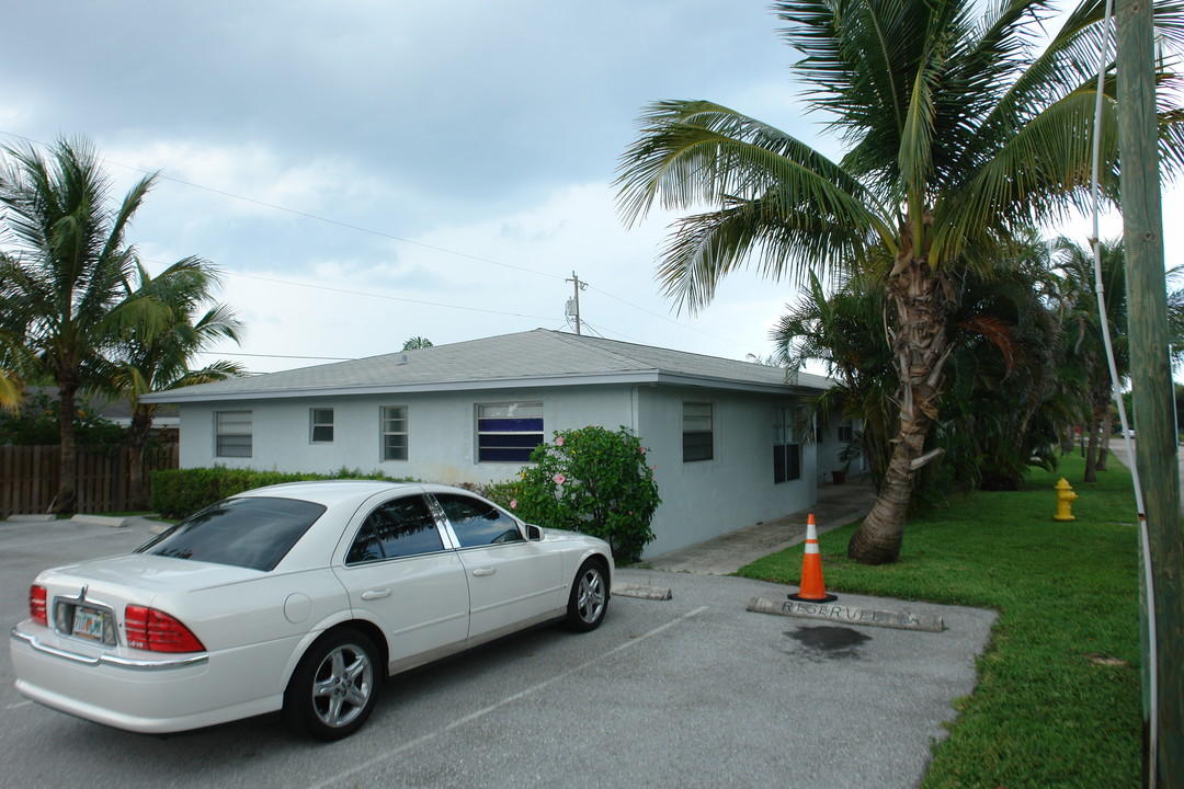 1919 Doffer Ln in North Palm Beach, FL - Building Photo