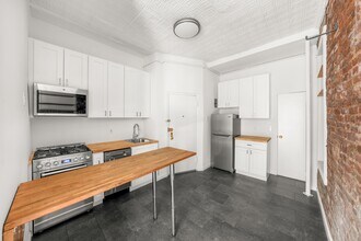 316 Mott St in New York, NY - Building Photo - Building Photo