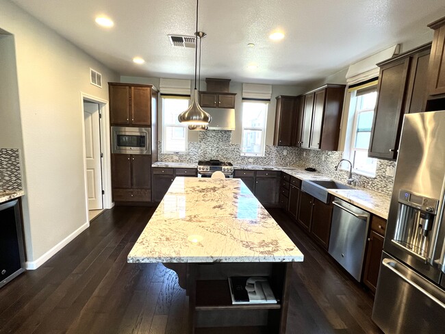 215 Burbank St in Hayward, CA - Building Photo - Building Photo