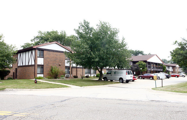 Plaza Apartments in Canton, OH - Building Photo - Building Photo