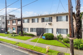 Chateau Laurel Apartments in North Hollywood, CA - Building Photo - Building Photo