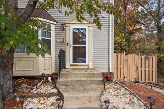 7417 Wilma Ln in Lorton, VA - Building Photo - Building Photo