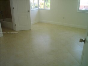 2880 Pine Tree Dr in Miami Beach, FL - Building Photo - Building Photo