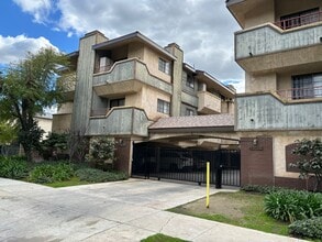 1232 Orange Grove Ave in Glendale, CA - Building Photo - Interior Photo