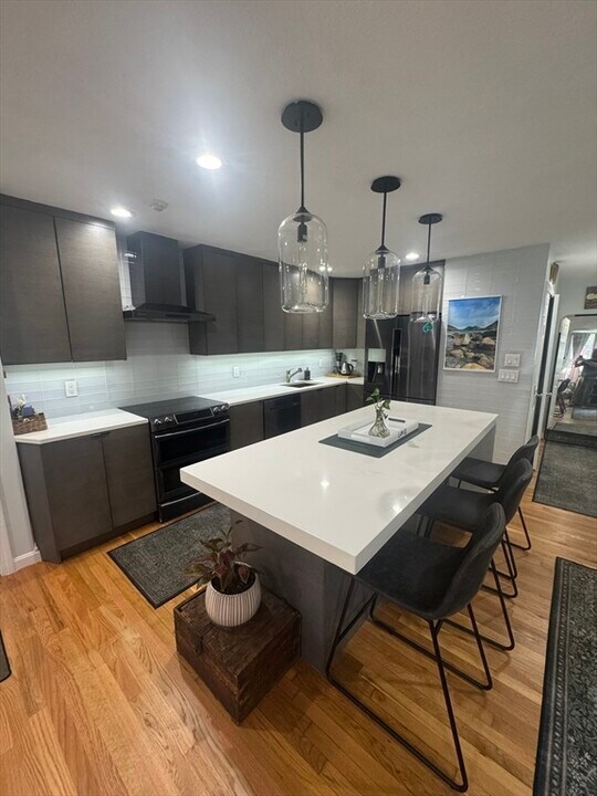 100 E Brookline St in Boston, MA - Building Photo