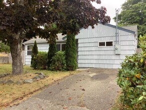 2156 Lombard St, Unit 1 in North Bend, OR - Building Photo - Building Photo