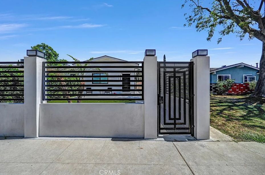 9998 1/2 Louise Ave in Los Angeles, CA - Building Photo