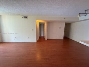 4560 NW 107th Ave in Doral, FL - Building Photo - Building Photo