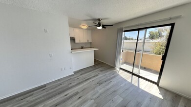 6810 Milwood in Canoga Park, CA - Foto de edificio - Interior Photo