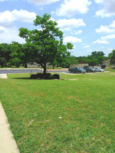 Shady Oaks Manor in Fort Worth, TX - Building Photo - Building Photo