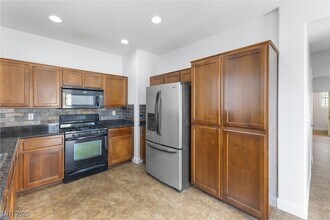 8124 Lake Geneva Ct in Las Vegas, NV - Building Photo - Building Photo