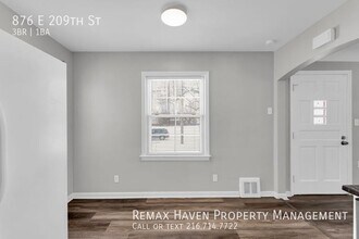 876 E 209th St in Euclid, OH - Building Photo - Building Photo