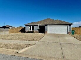 920 Queen St in Centerton, AR - Building Photo