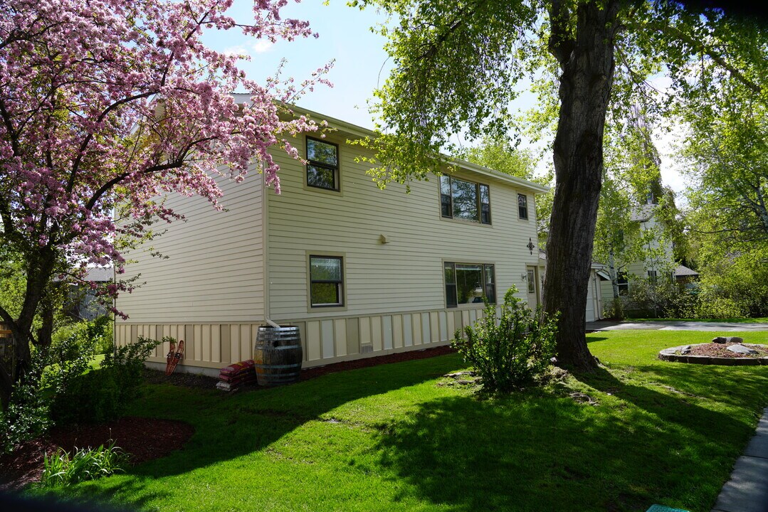 2000 S Black Ave, Unit 2000 S. Black Avenue in Bozeman, MT - Building Photo