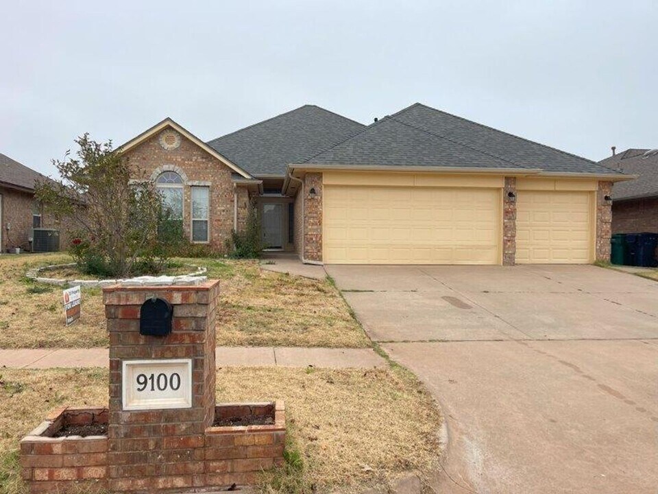 9100 Ians Pl in Moore, OK - Building Photo