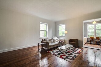 1145 E Hyde Park Blvd, Unit 2A in Chicago, IL - Building Photo - Building Photo