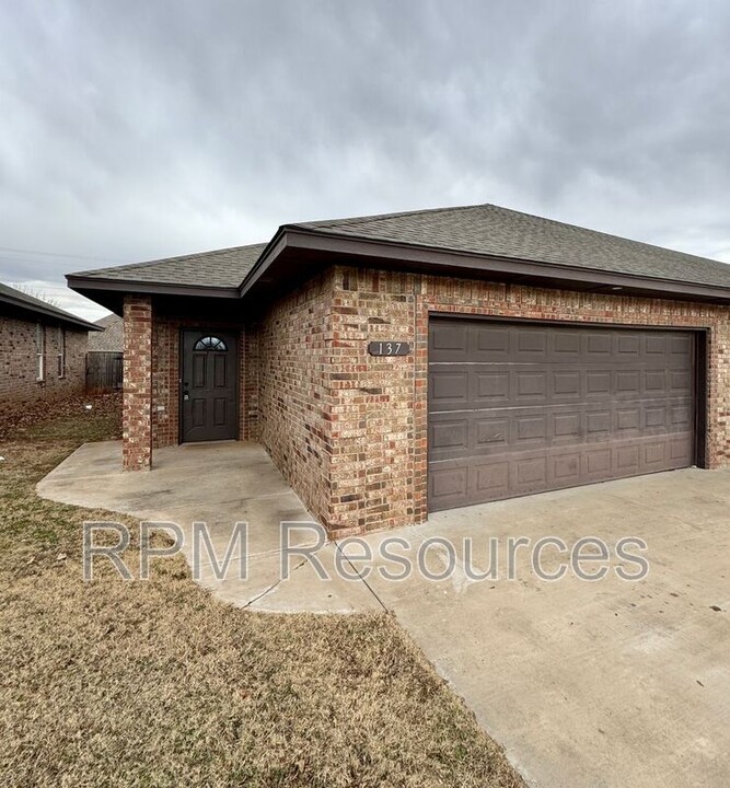 137 Bison Ct Way in Mustang, OK - Building Photo