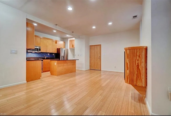 520 W Olney Rd, Unit 3 in Norfolk, VA - Foto de edificio - Building Photo