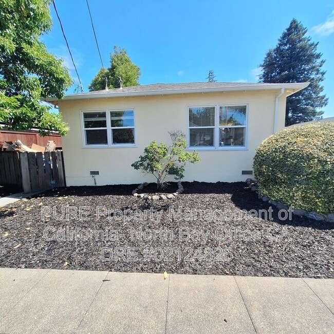 312 Baker St in Petaluma, CA - Building Photo - Building Photo