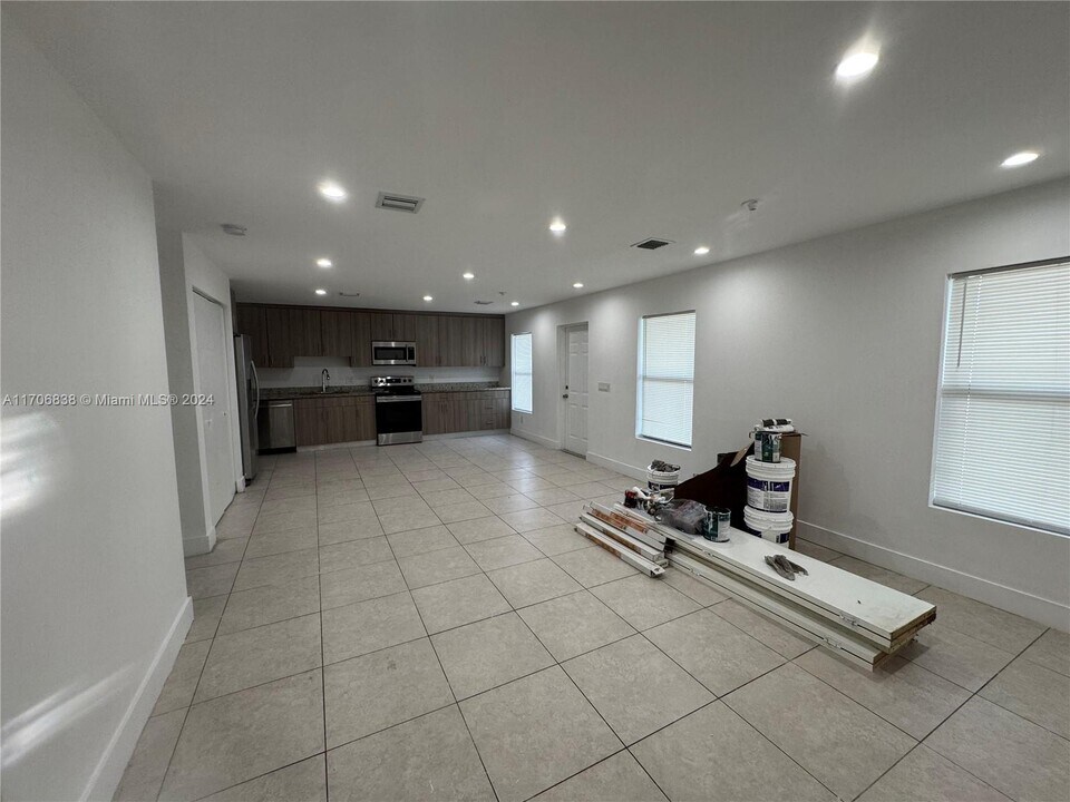 605 NW 3rd Ave-Unit -B in Hallandale Beach, FL - Foto de edificio