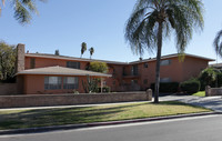 Hacienda in Riverside, CA - Foto de edificio - Building Photo