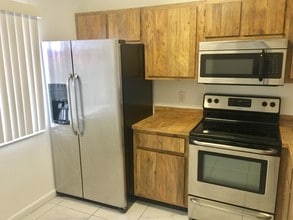 Lakeshore at University Park in Miramar, FL - Foto de edificio - Building Photo