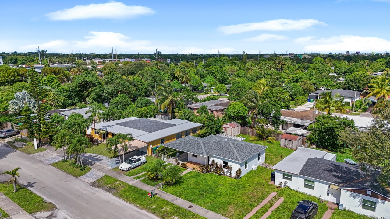 551 NW 107th St in Miami, FL - Building Photo
