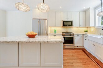 8 Manning Cir in Pelham, NY - Building Photo - Building Photo