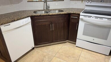 2662 NW 33rd St in Oakland Park, FL - Building Photo - Building Photo
