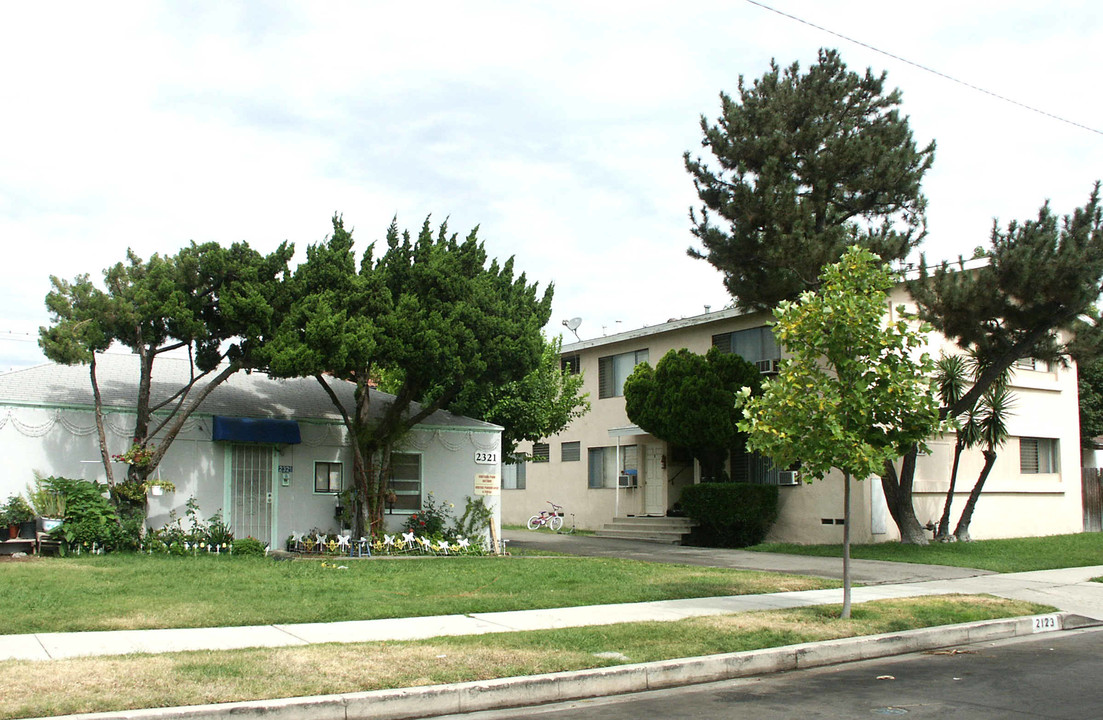 2321-2323 N Catalina St in Burbank, CA - Foto de edificio