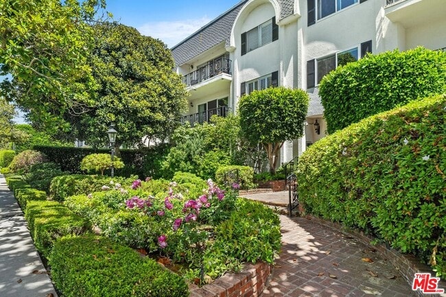 property at 404 San Vicente Blvd