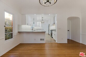 1122 S Tremaine Ave in Los Angeles, CA - Building Photo - Building Photo