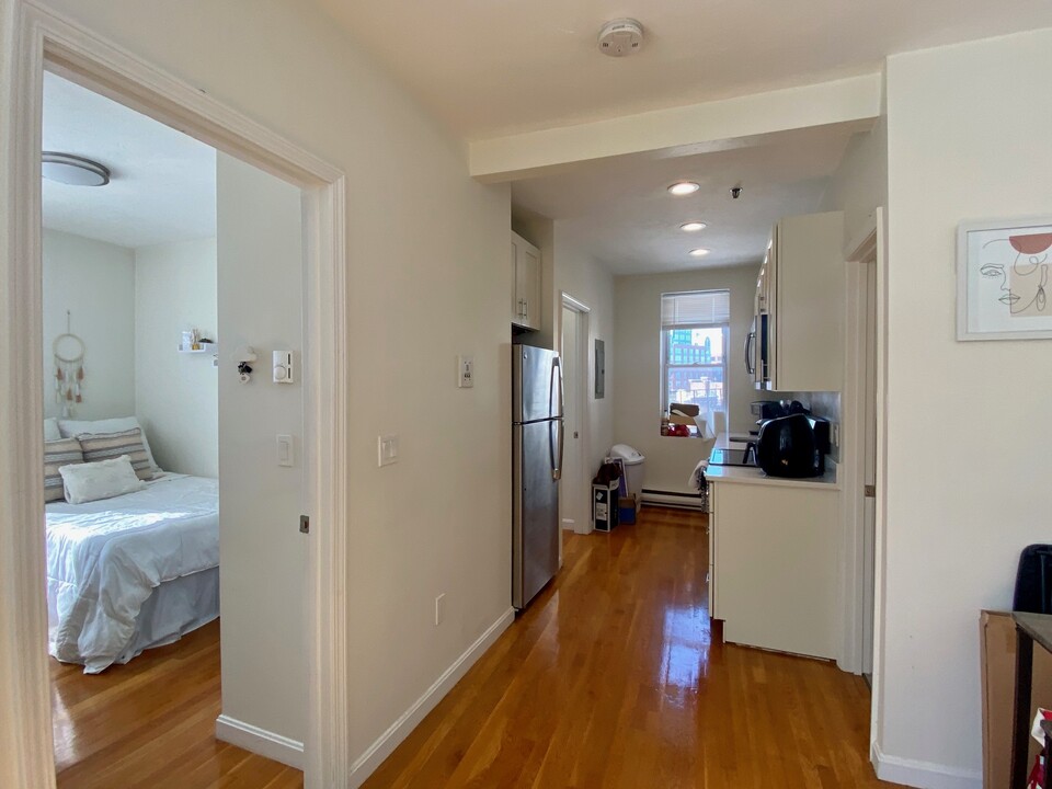 6 Cleveland Pl, Unit 16 in Boston, MA - Building Photo