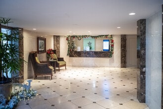 Colony Surf Building in Honolulu, HI - Building Photo - Lobby