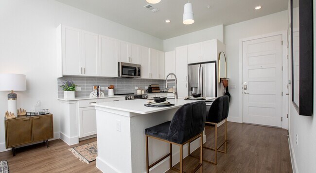 11694 W Airport Blvd in Meadows Place, TX - Building Photo - Building Photo