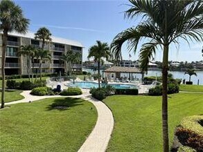 3000 Gulf Shore Blvd N-Unit -211 in Naples, FL - Foto de edificio - Building Photo