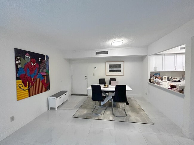 2715 Tigertail Ave, Unit 204 in Miami, FL - Building Photo - Building Photo