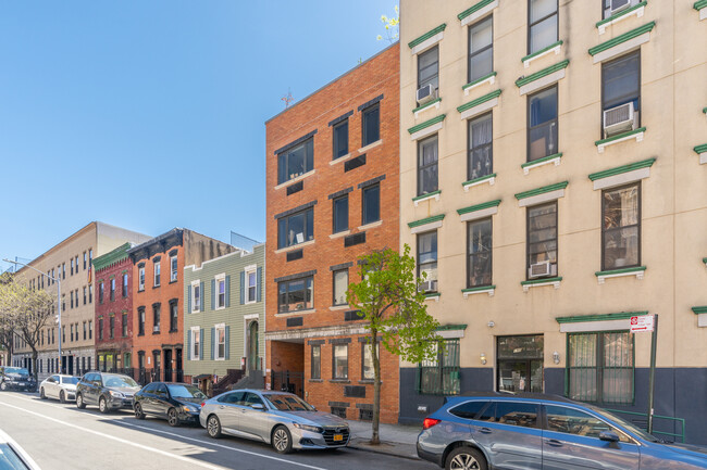 194 Meserole St in Brooklyn, NY - Building Photo - Building Photo