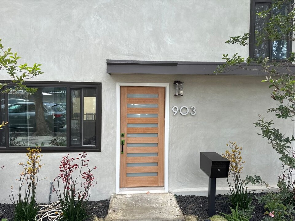 903 S Barrington Ave in Los Angeles, CA - Building Photo