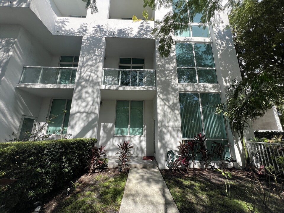 1871 NW South River Dr in Miami, FL - Building Photo