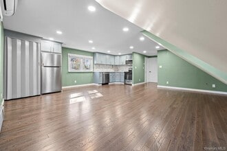 205 E John St in Lindenhurst, NY - Building Photo - Building Photo