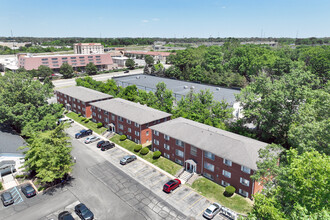 60 - ADDISON APARTMENTS in Indianapolis, IN - Foto de edificio - Building Photo