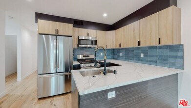 6807 Gloria Ave in Los Angeles, CA - Building Photo - Building Photo