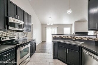 7003 Hollow Oaks Dr in Louisville, KY - Building Photo - Building Photo
